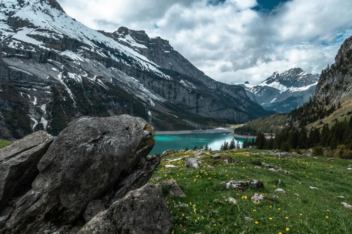retraite suisse lac montagneux