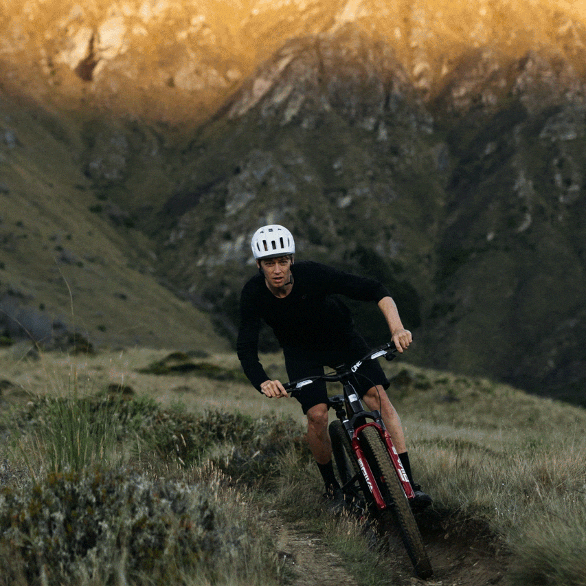 Photo de portrait de l'athlète de vélo de montagne Ben Hildred portant un casque de VTT POC Cularis blanc.