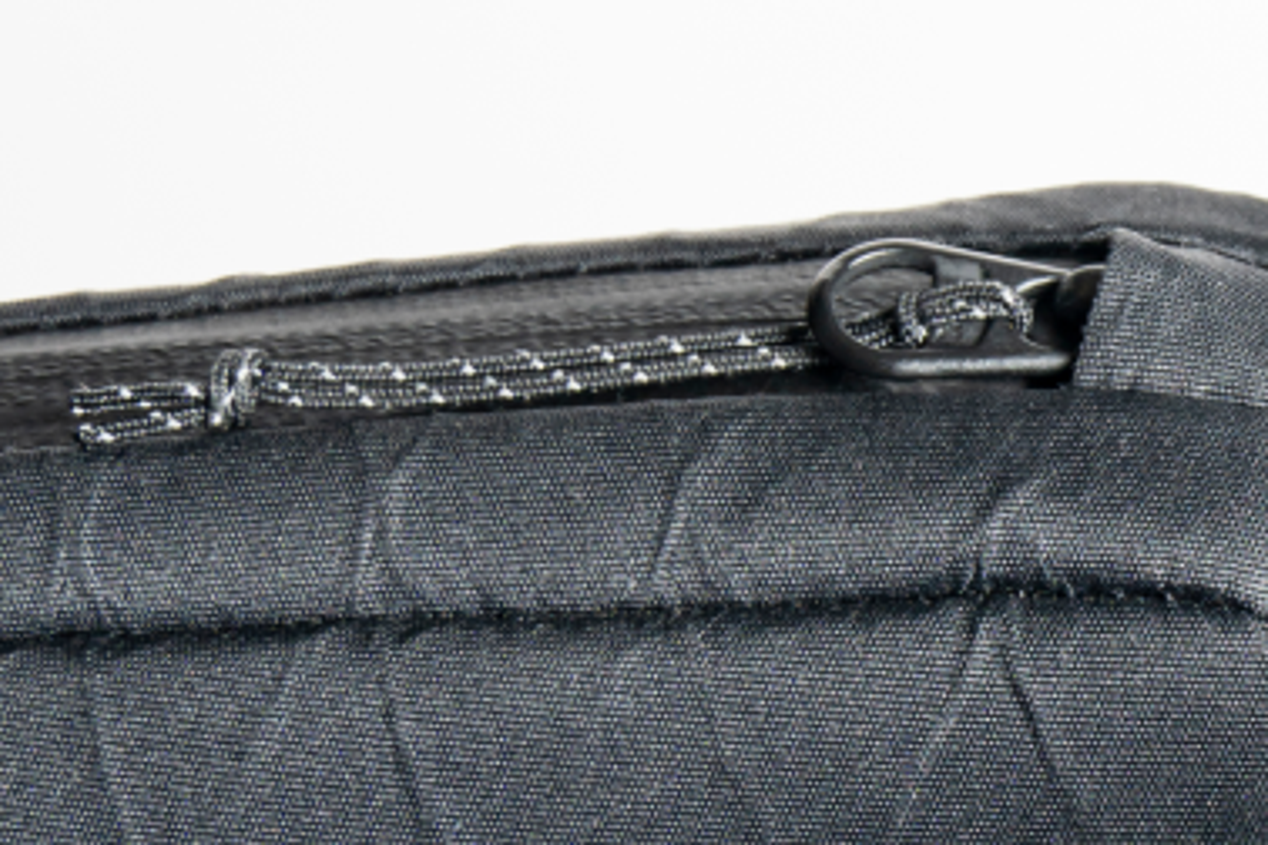 One-handed zip opening