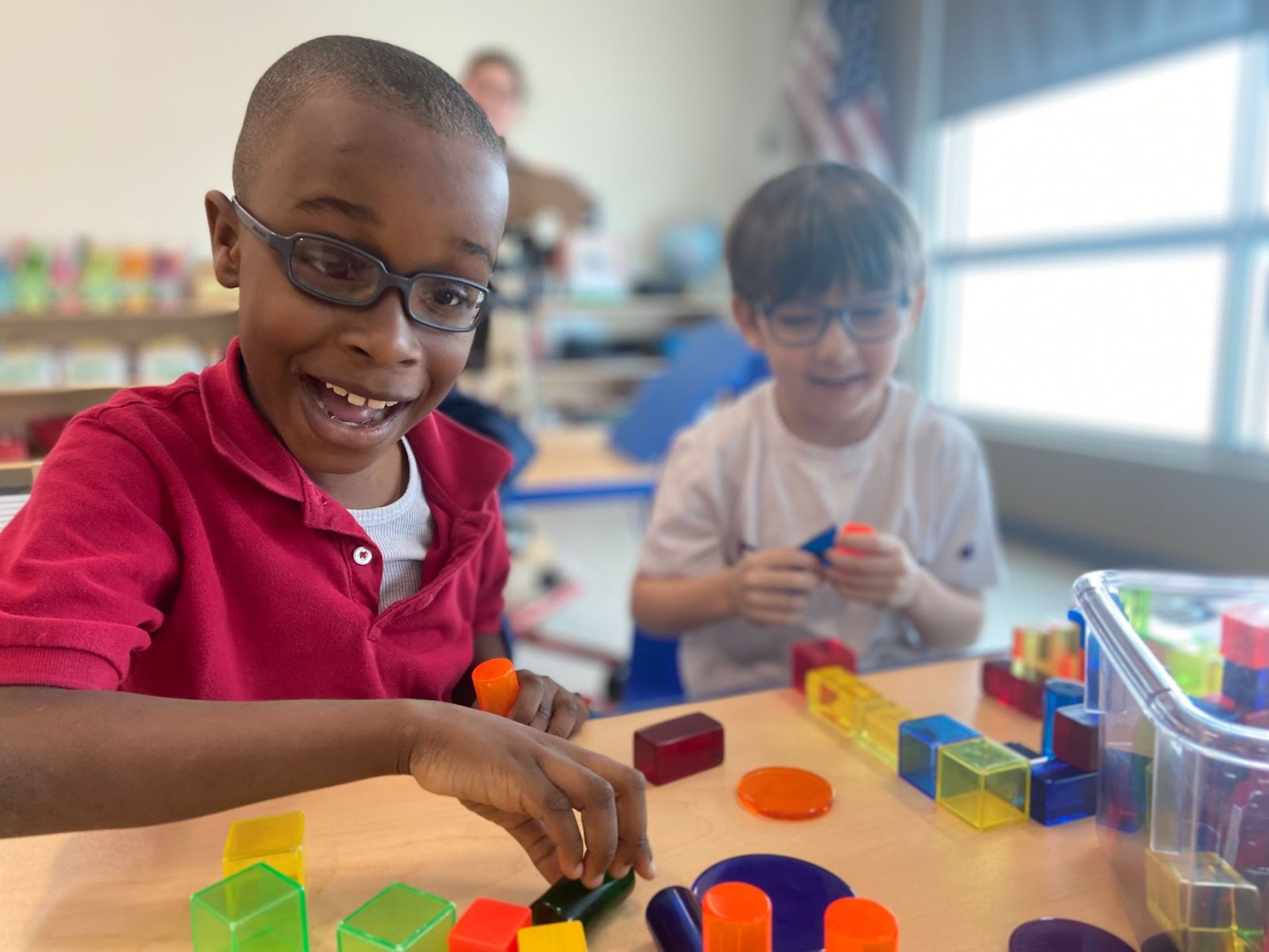 Un estudiante sonriente construyendo con bloques en Miami Lighthouse for the Blind