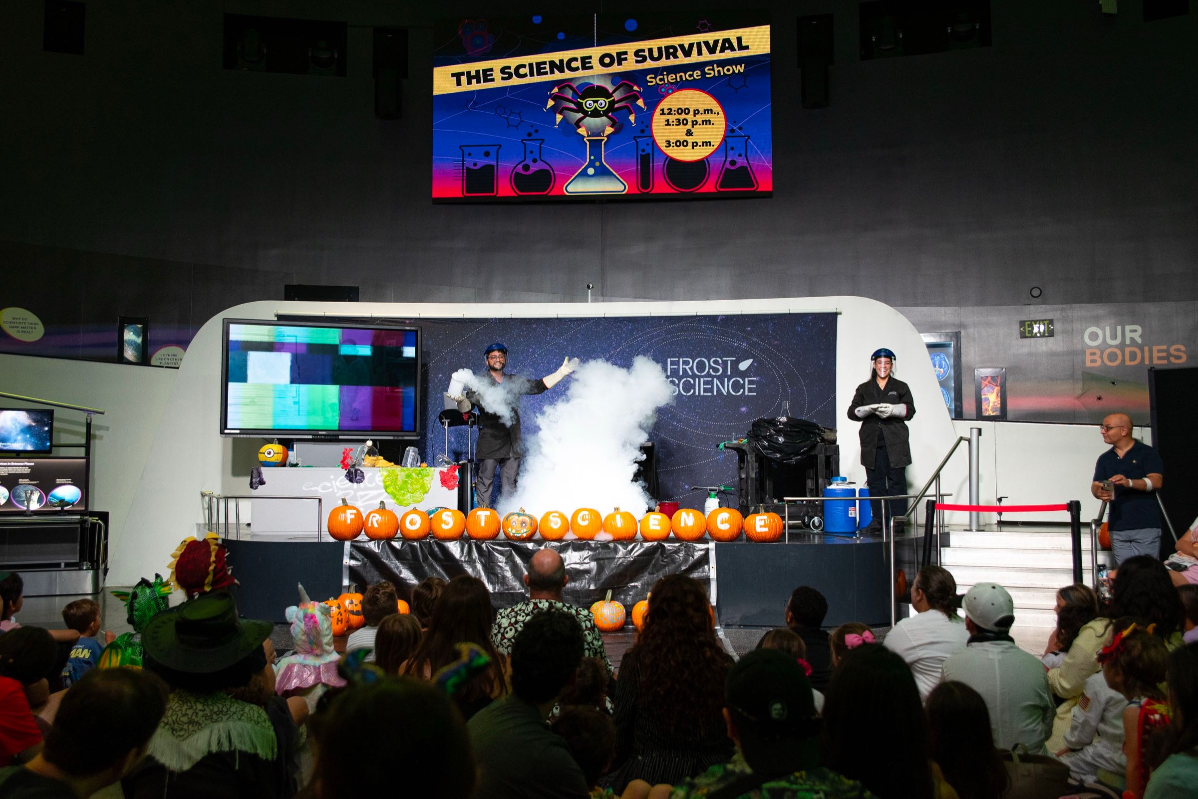 Familias viendo un show de ciencia en vivo en el Frost Museum of Science