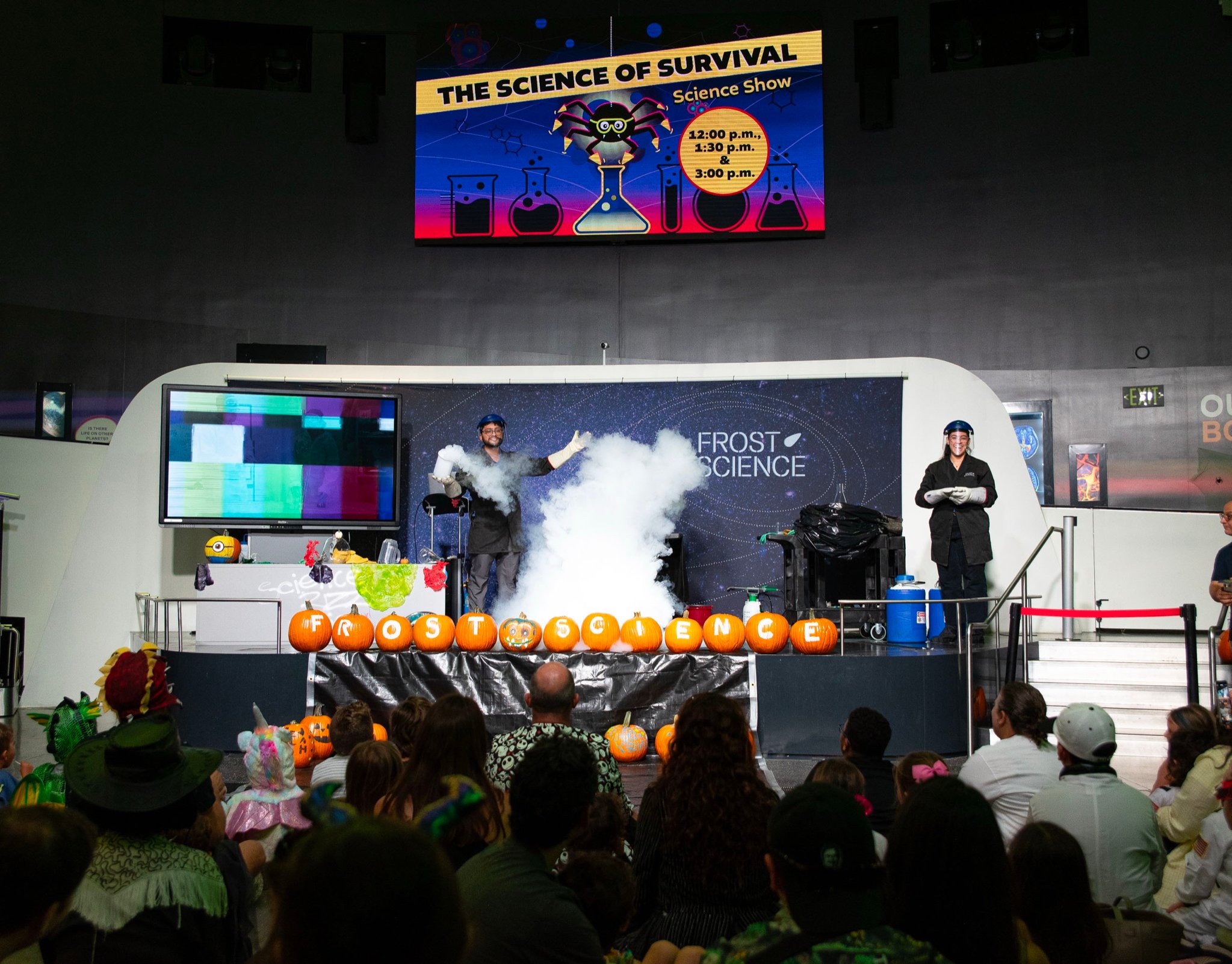 Familias viendo un show de ciencia en vivo en el Frost Museum of Science