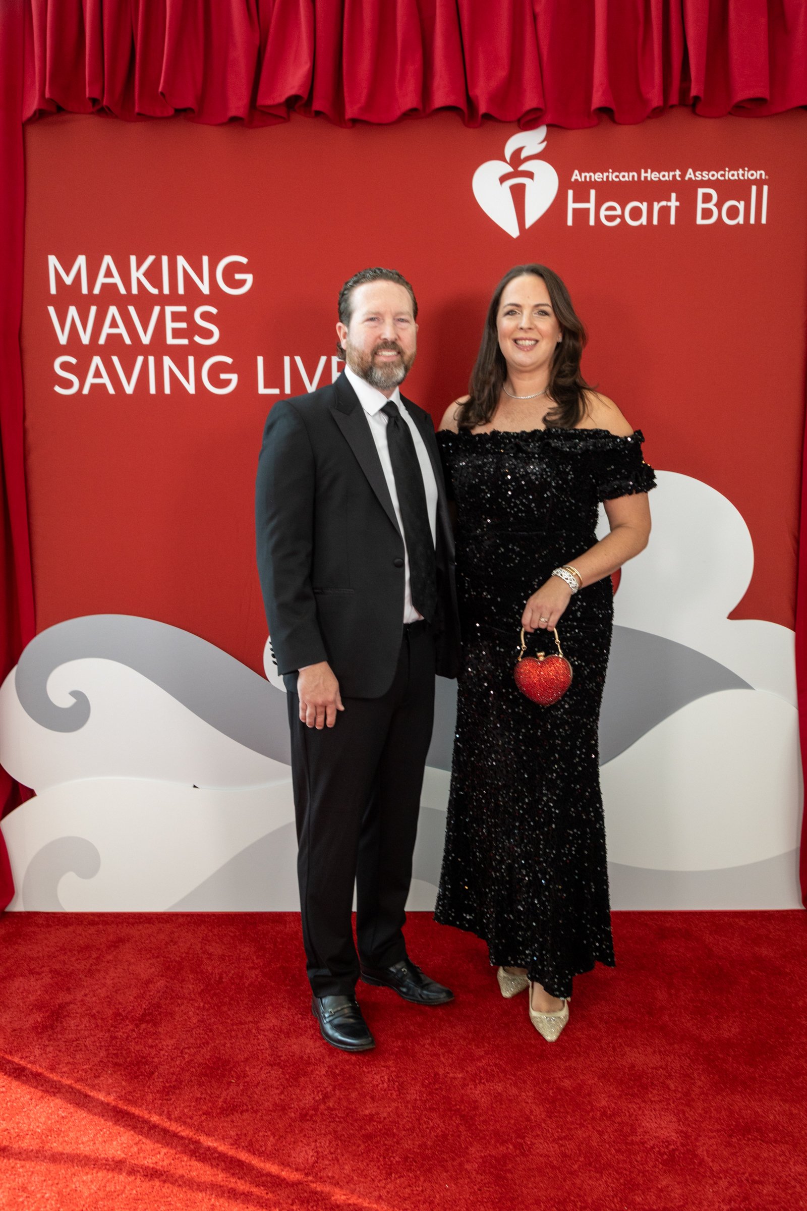 Christina y Ryan Shea ante el panel del Heart Ball