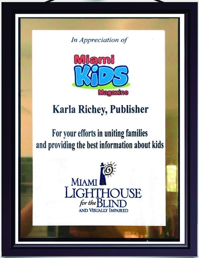 Placa enmarcada de Miami Lighthouse for the Blind a Karla Richey, por unir a las familias y ofrecer la mejor información sobre los niños