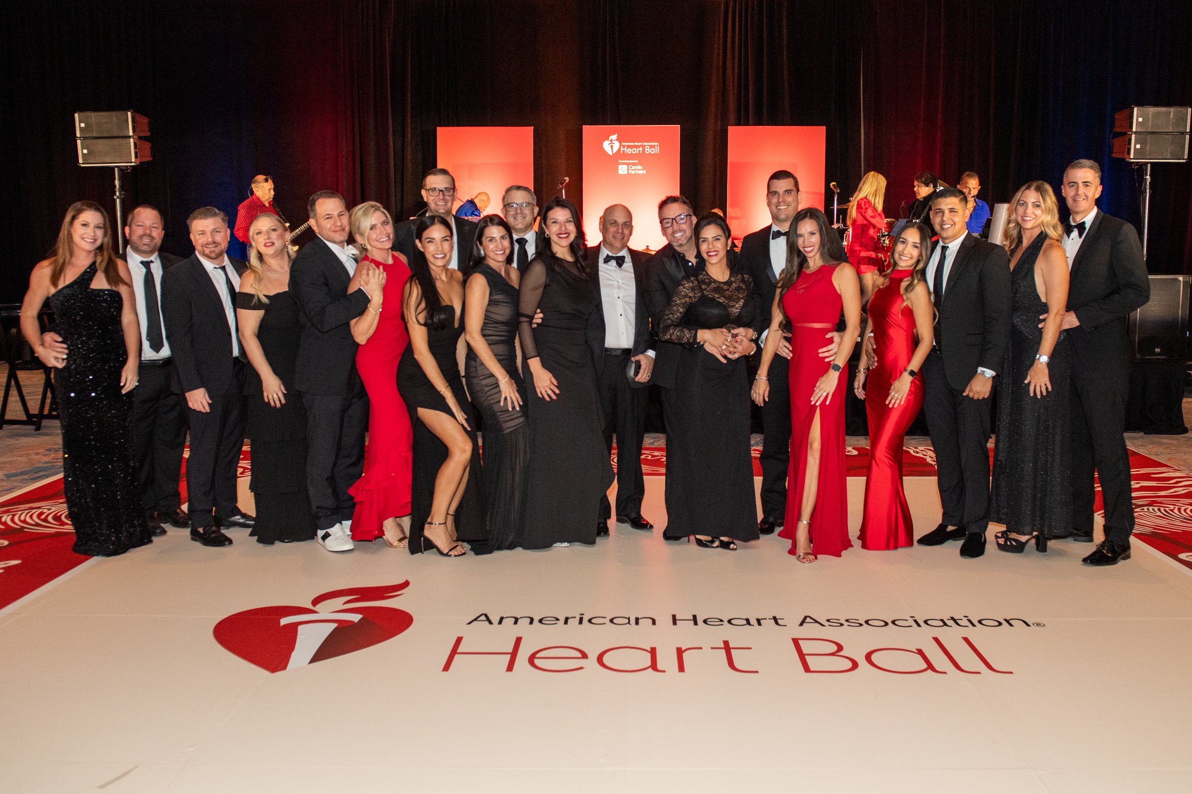 El comité ejecutivo del Heart Ball con patrocinadores e invitados en el salón