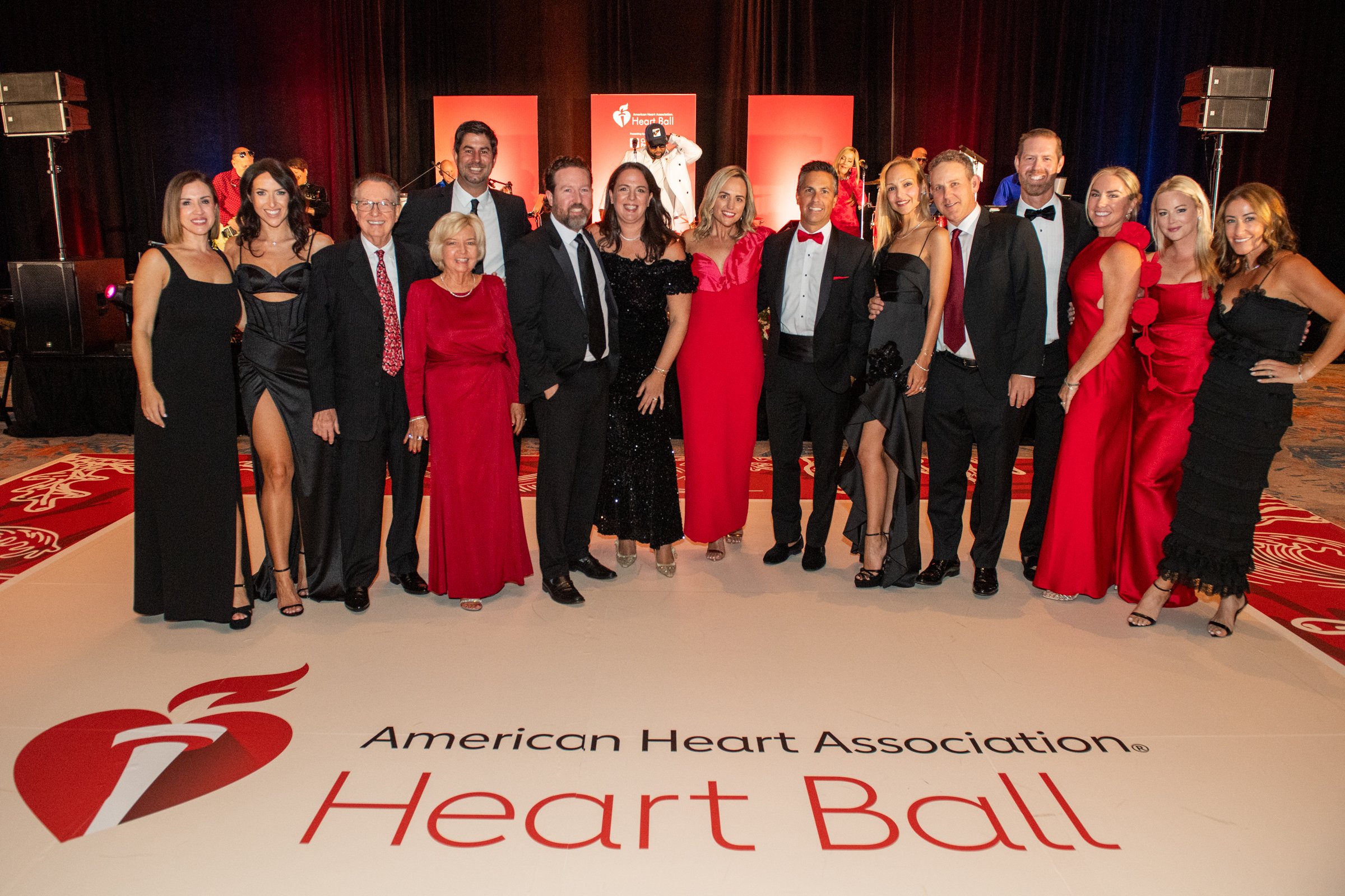 Los presidentes del Heart Ball con invitados y miembros del comité ejecutivo en el salón