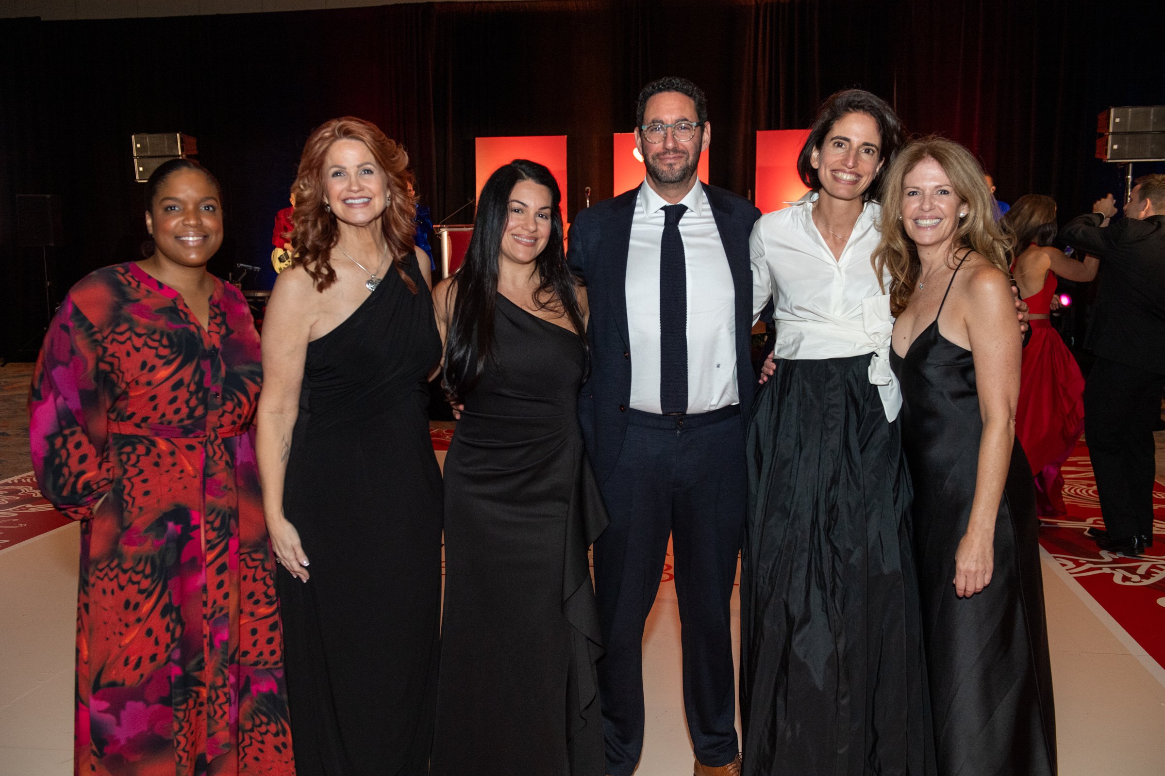 Seis patrocinadores e invitados juntos en el Heart Ball