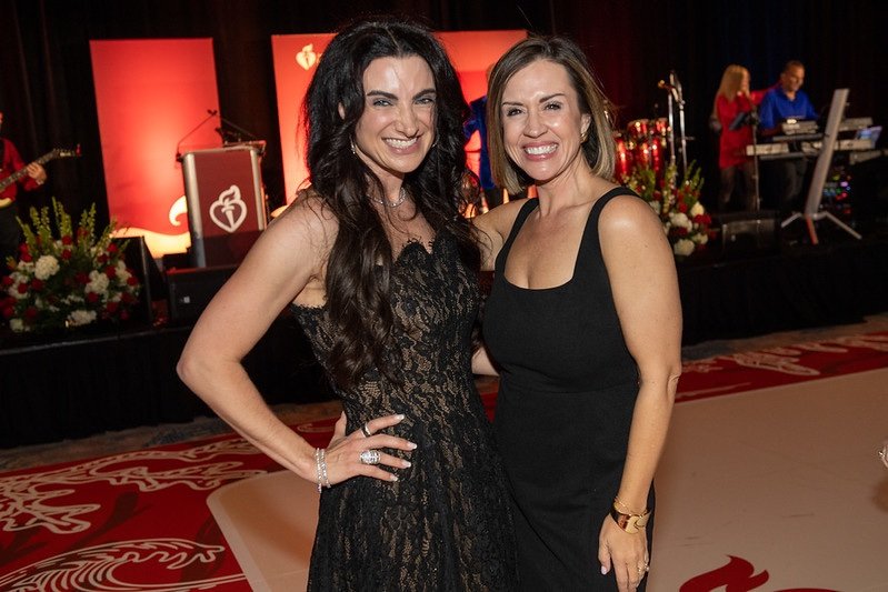 Heather Geronemus con una invitada ante el escenario del Heart Ball
