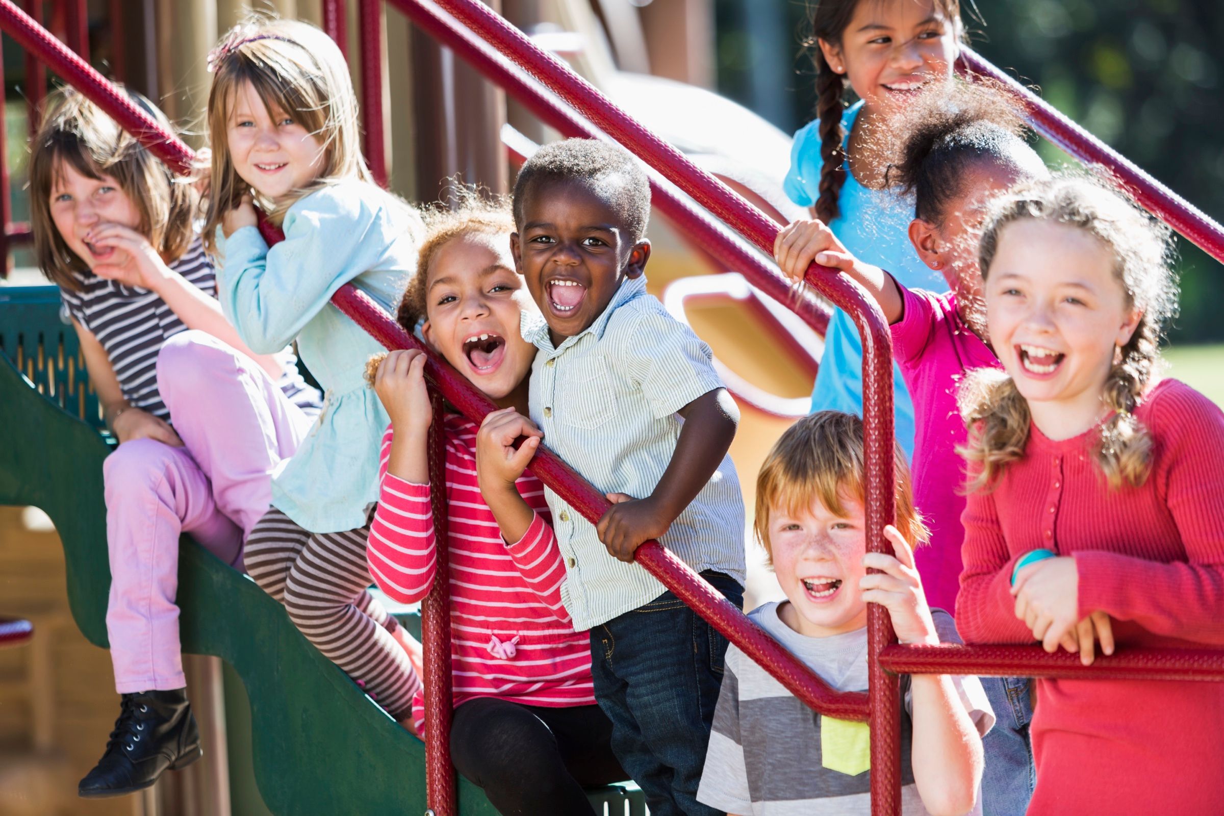 Niños riendo en el patio de juegos de Miami-Dade County Head Start