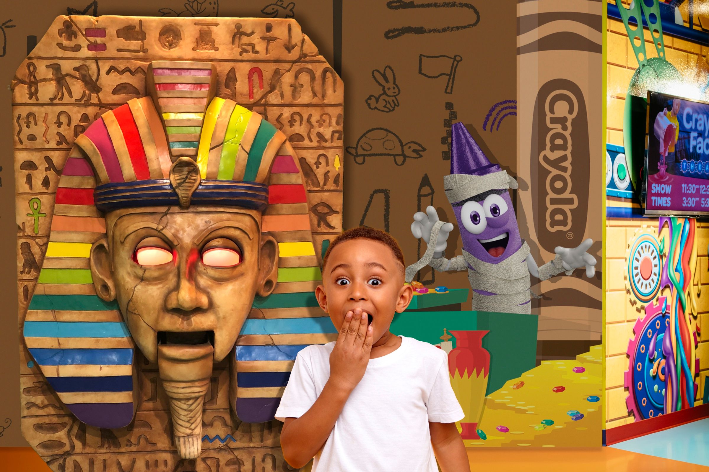 Un niño en la escena de la momia de Screamin' Green Hauntoween en Crayola Experience Orlando