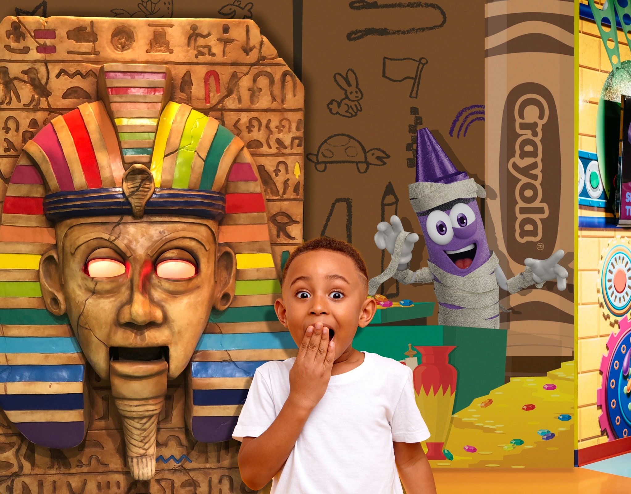 Un niño en la escena de la momia de Screamin' Green Hauntoween en Crayola Experience Orlando