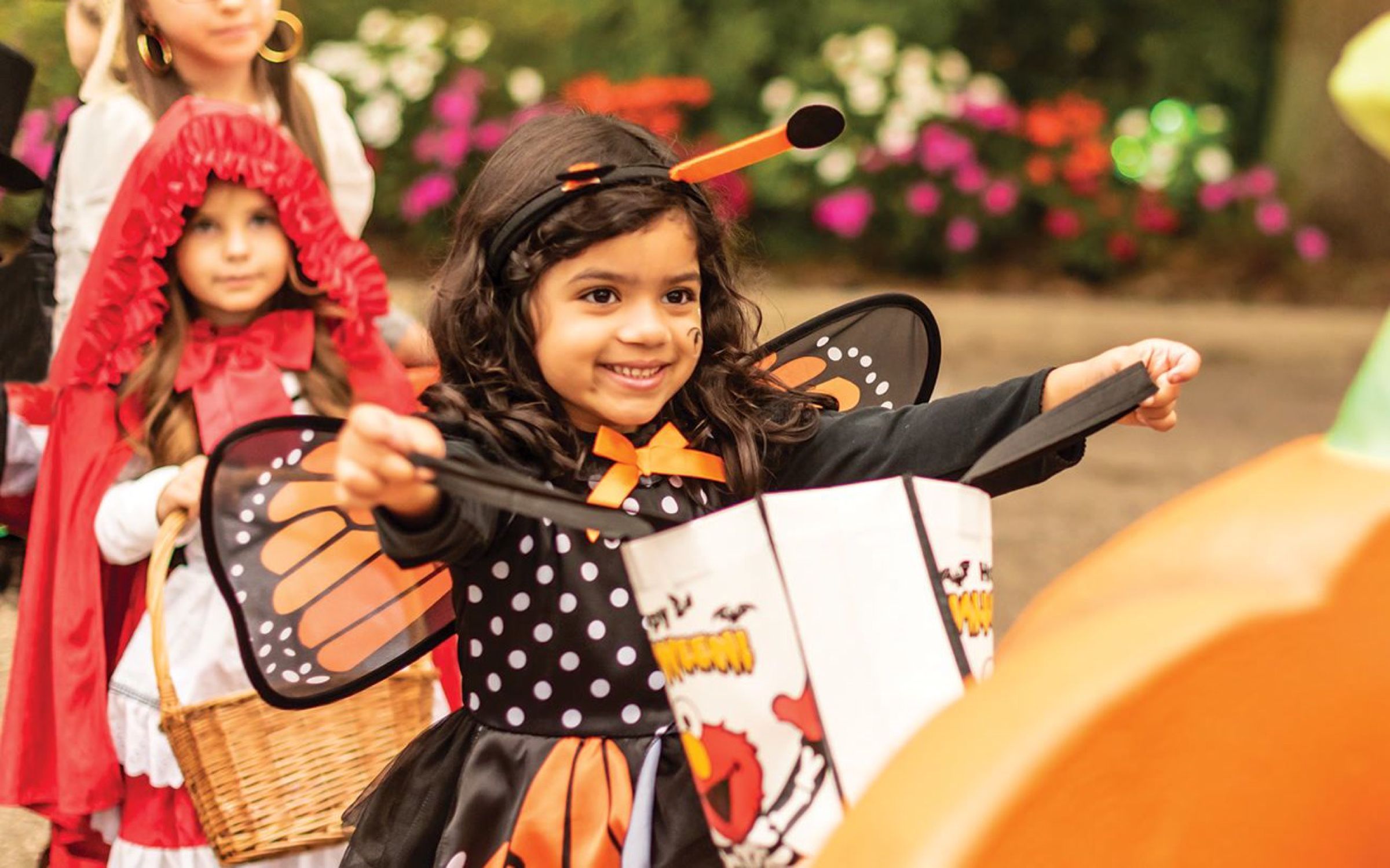 Niños disfrazados de Halloween entre calabazas en un festival de otoño
