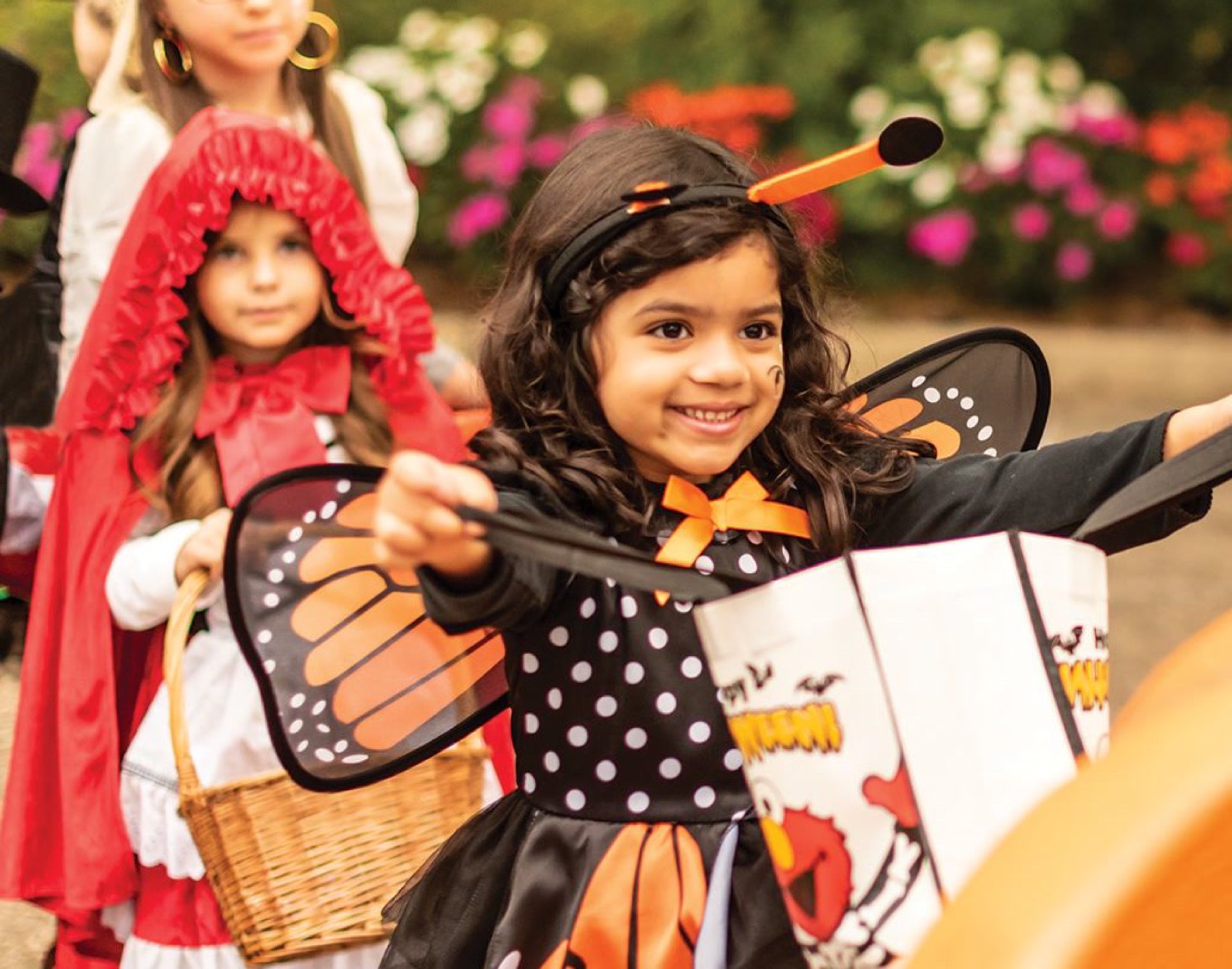 Niños disfrazados de Halloween entre calabazas en un festival de otoño