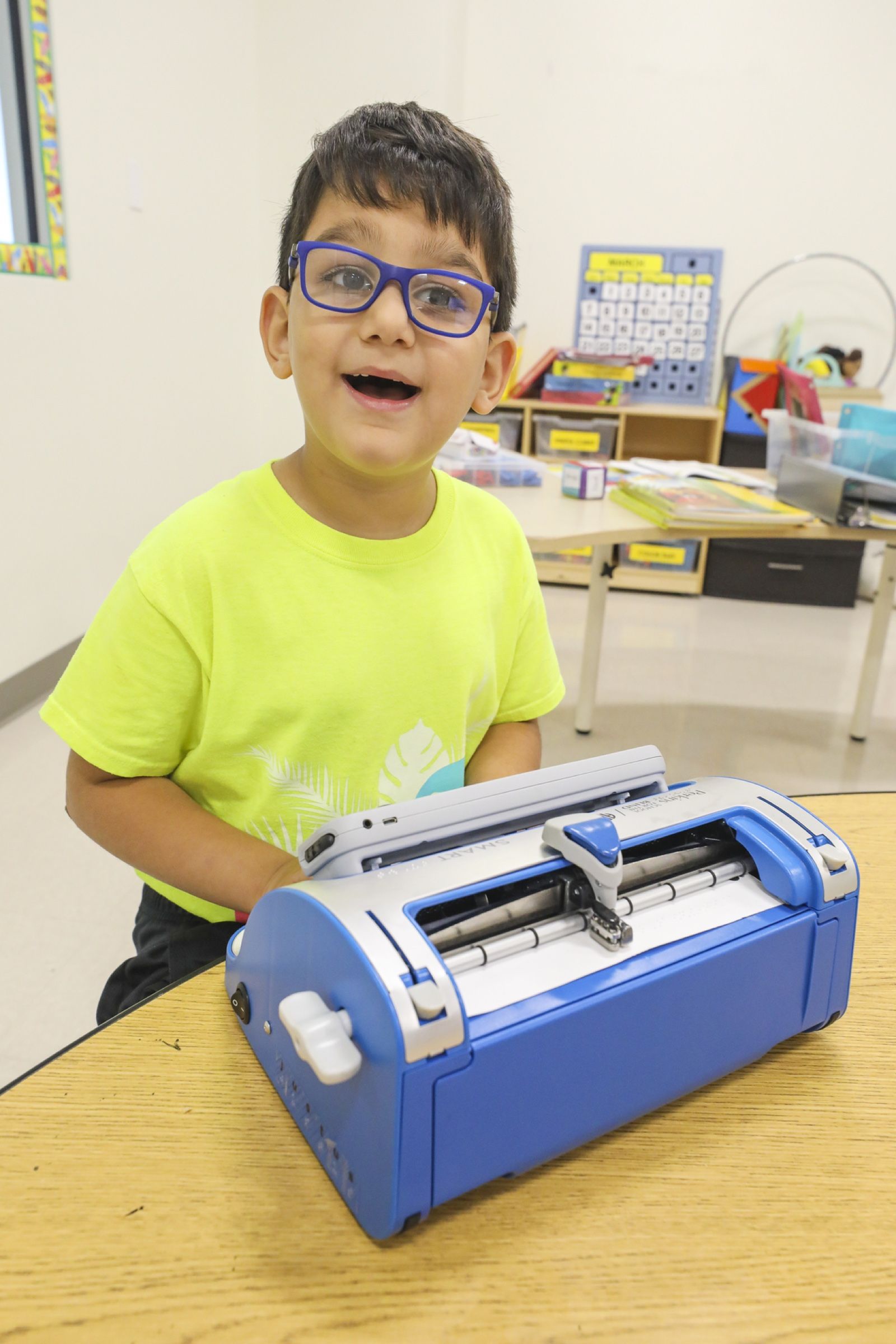 Un niño escribiendo en una máquina braille en Miami Lighthouse for the Blind