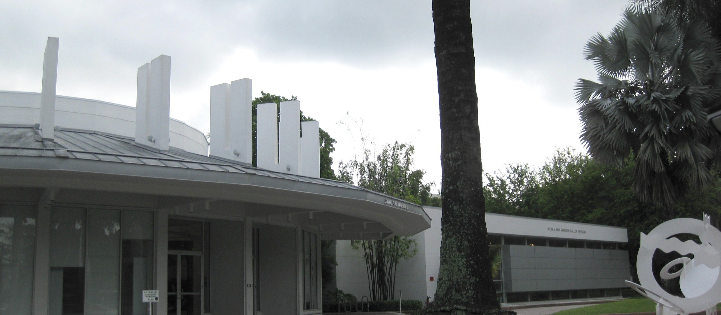 La entrada del Lowe Art Museum en el campus de la University of Miami