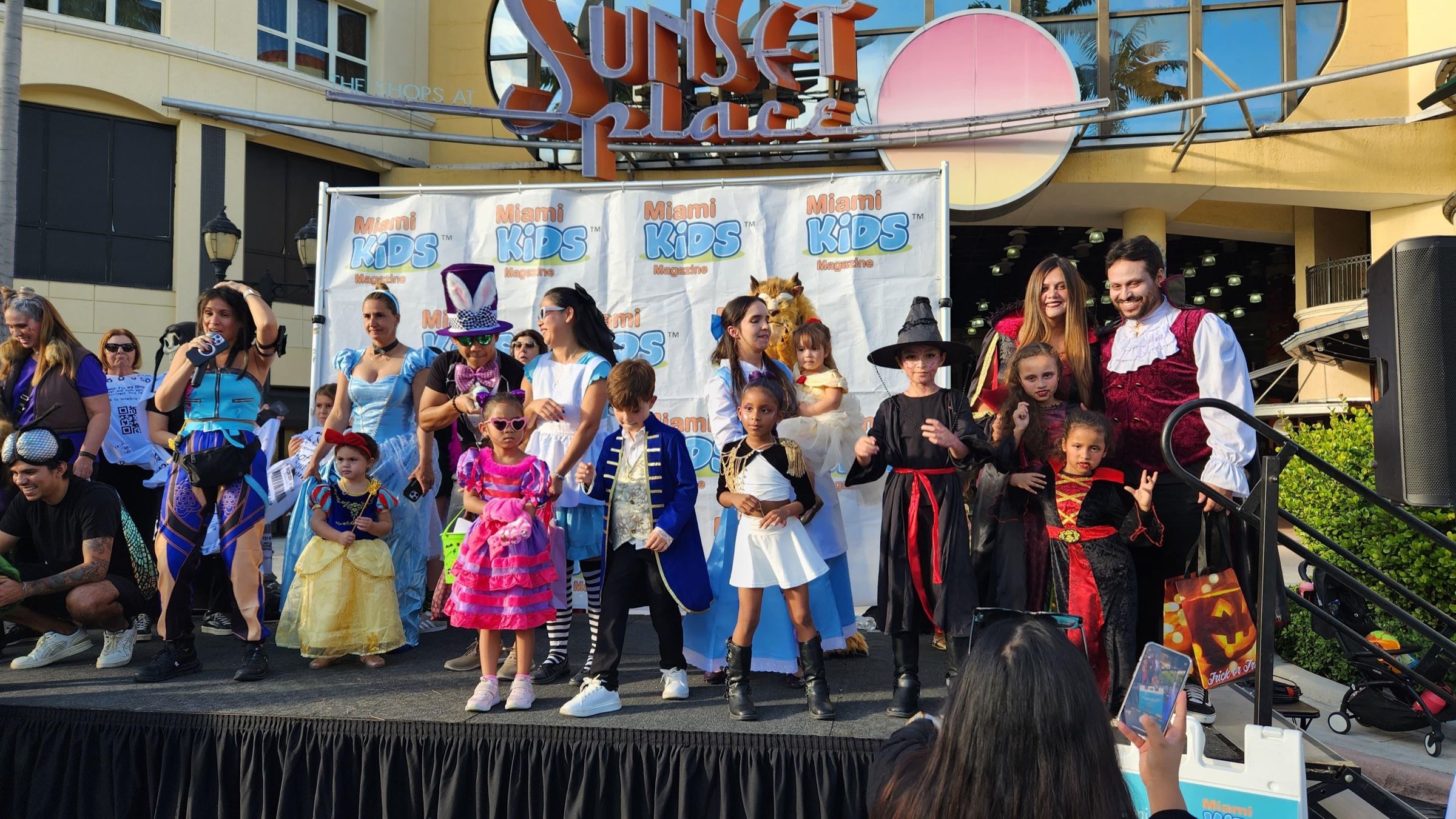 Niños disfrazados en el escenario del Safe Streets Halloween de Miami Kids Magazine
