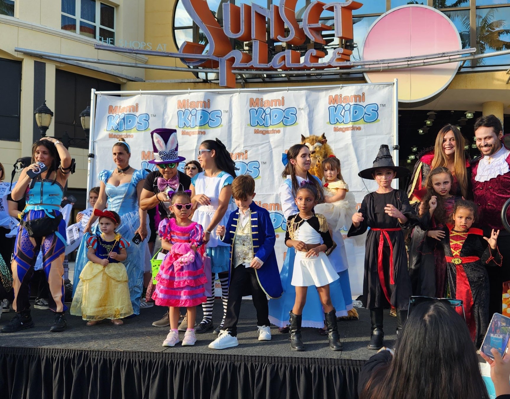 Niños disfrazados en el escenario del Safe Streets Halloween de Miami Kids Magazine