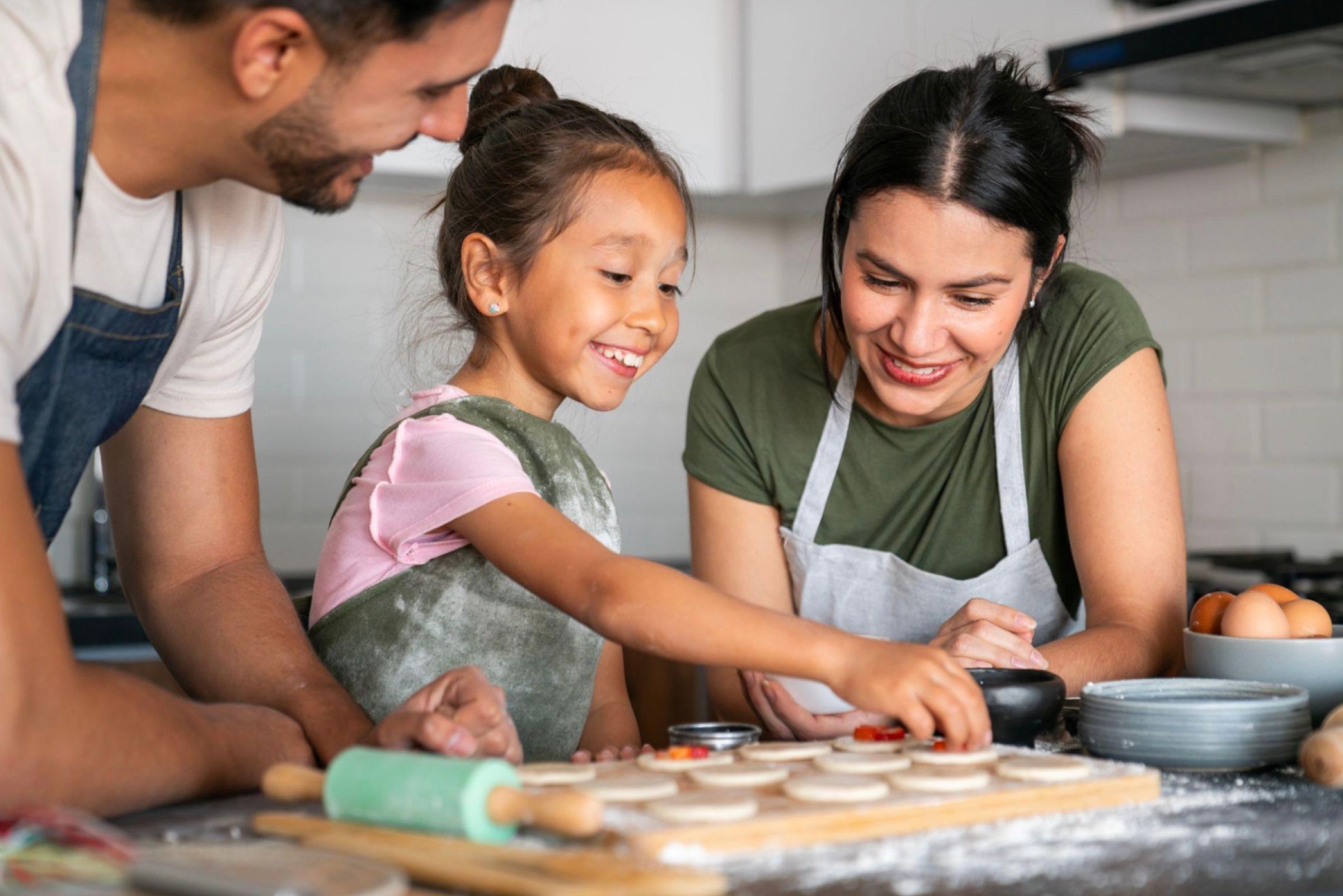 Una familia horneando junta en su cocina