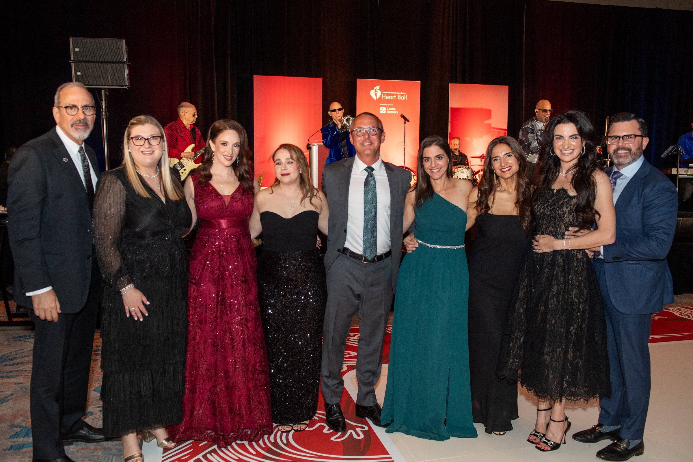 Nueve patrocinadores e invitados juntos en el Heart Ball