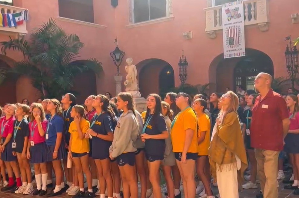 Estudiantes de Carrollton School of the Sacred Heart reunidos en el patio de la escuela