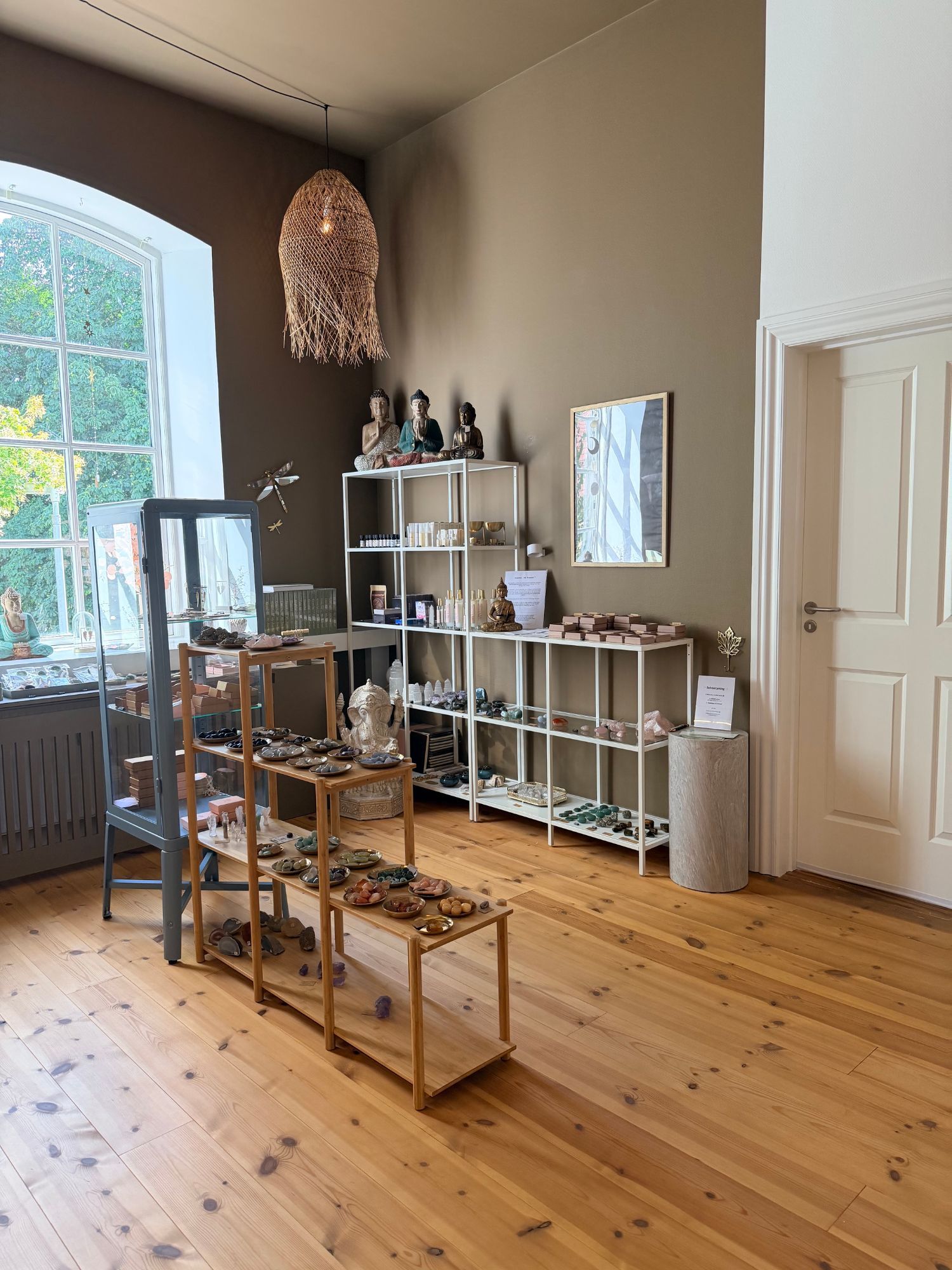 Husets lille butik med krystaller, Buddha-figurer og hylder