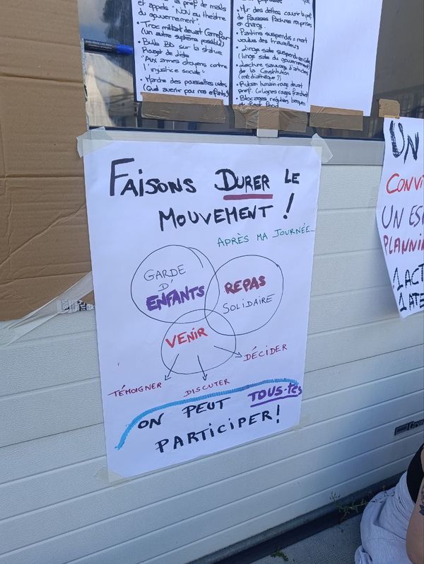 Affichage de l'organisation de Bloquons Tout! au QG de Lons le Saunier