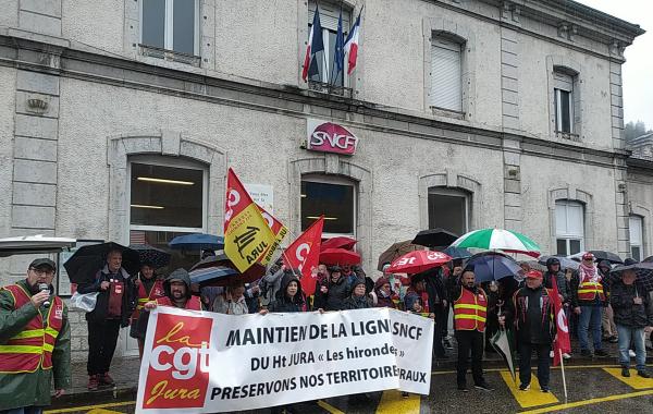 La délégation pose symboliquement devant la gare de Saint-Claude