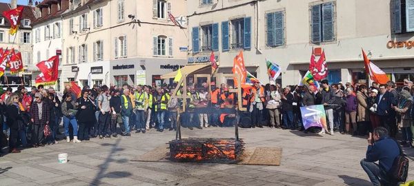 Samedi matin, des manifestants faisaient brûler un 49.3 en bois sur la place de la Liberté à Lons-Le-Saunier (photo: Céleste Robert-Casals)