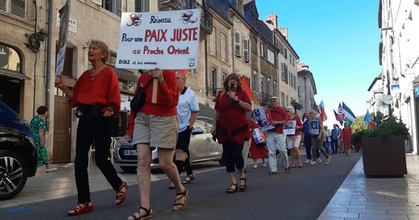 Ligne rouge à Dole en soutien à Gaza le 11 juillet 2025