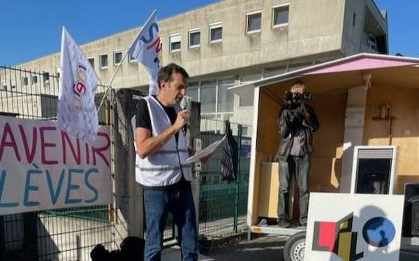Jérôme Lenormand devant le lycée Le Corbusier à Lons-Le-Saunier, lors de la première journée de grève 
