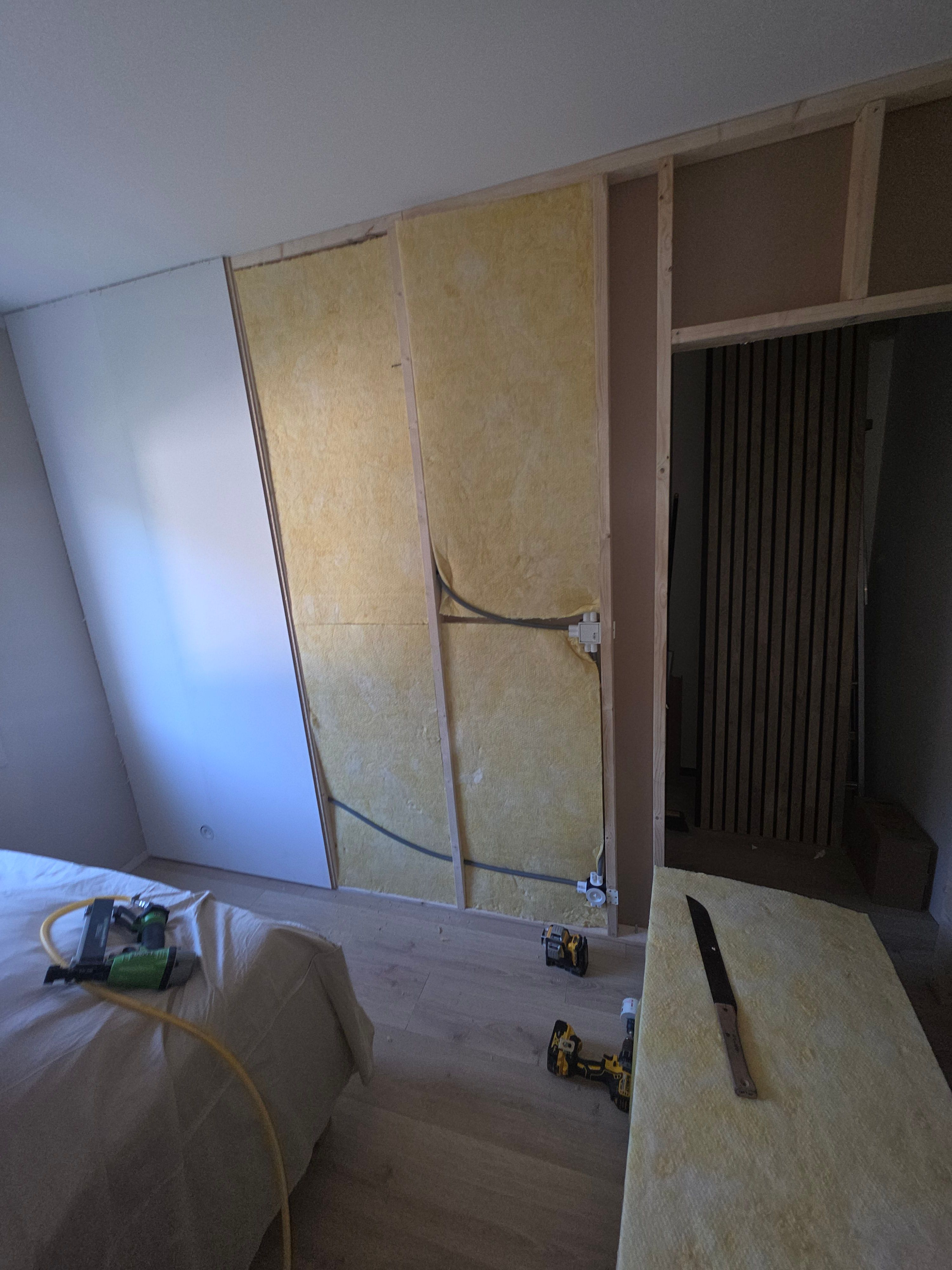 Isolert vegg mellom soverom og walk-in closet