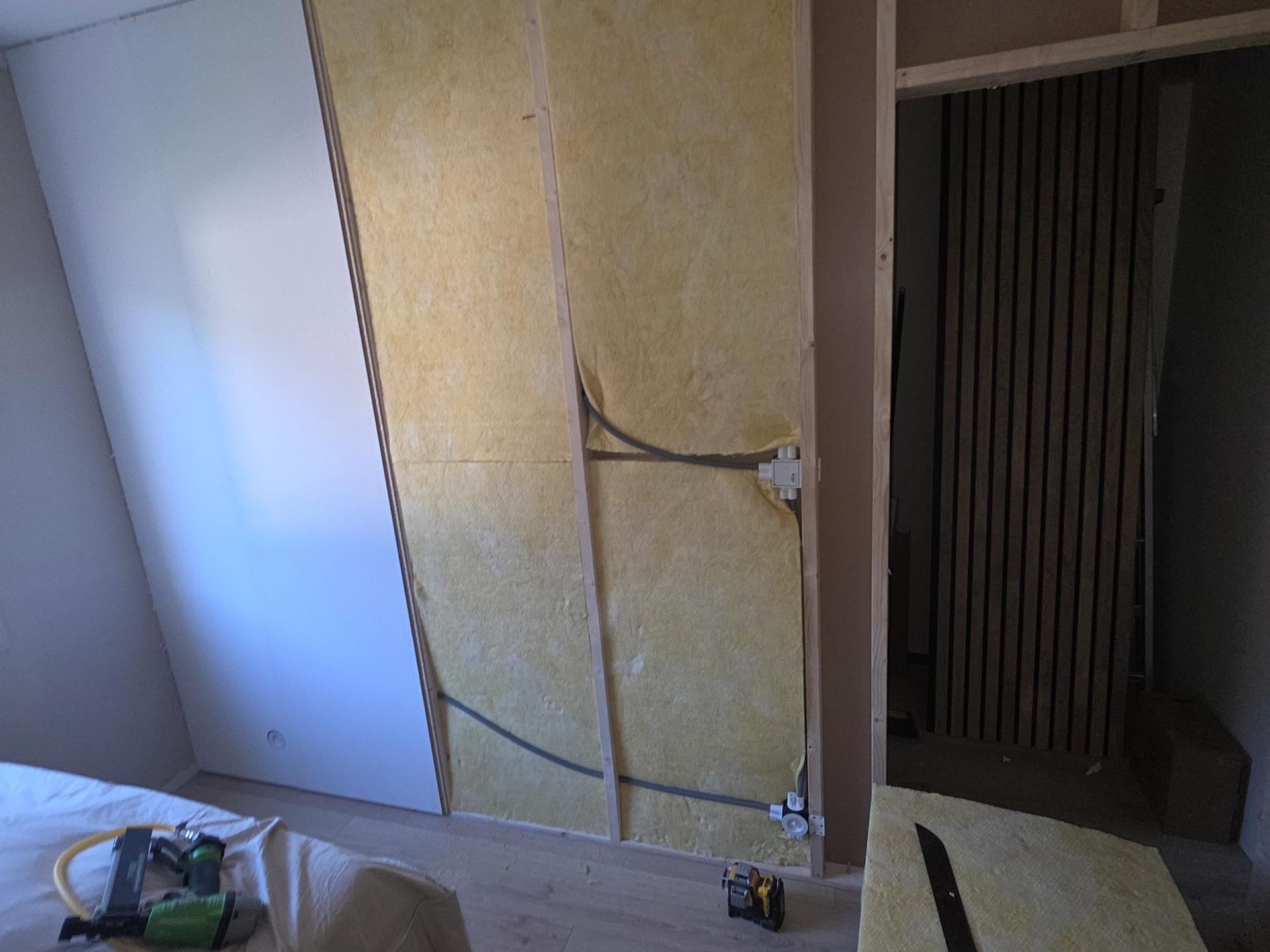 Isolert vegg mellom soverom og walk-in closet