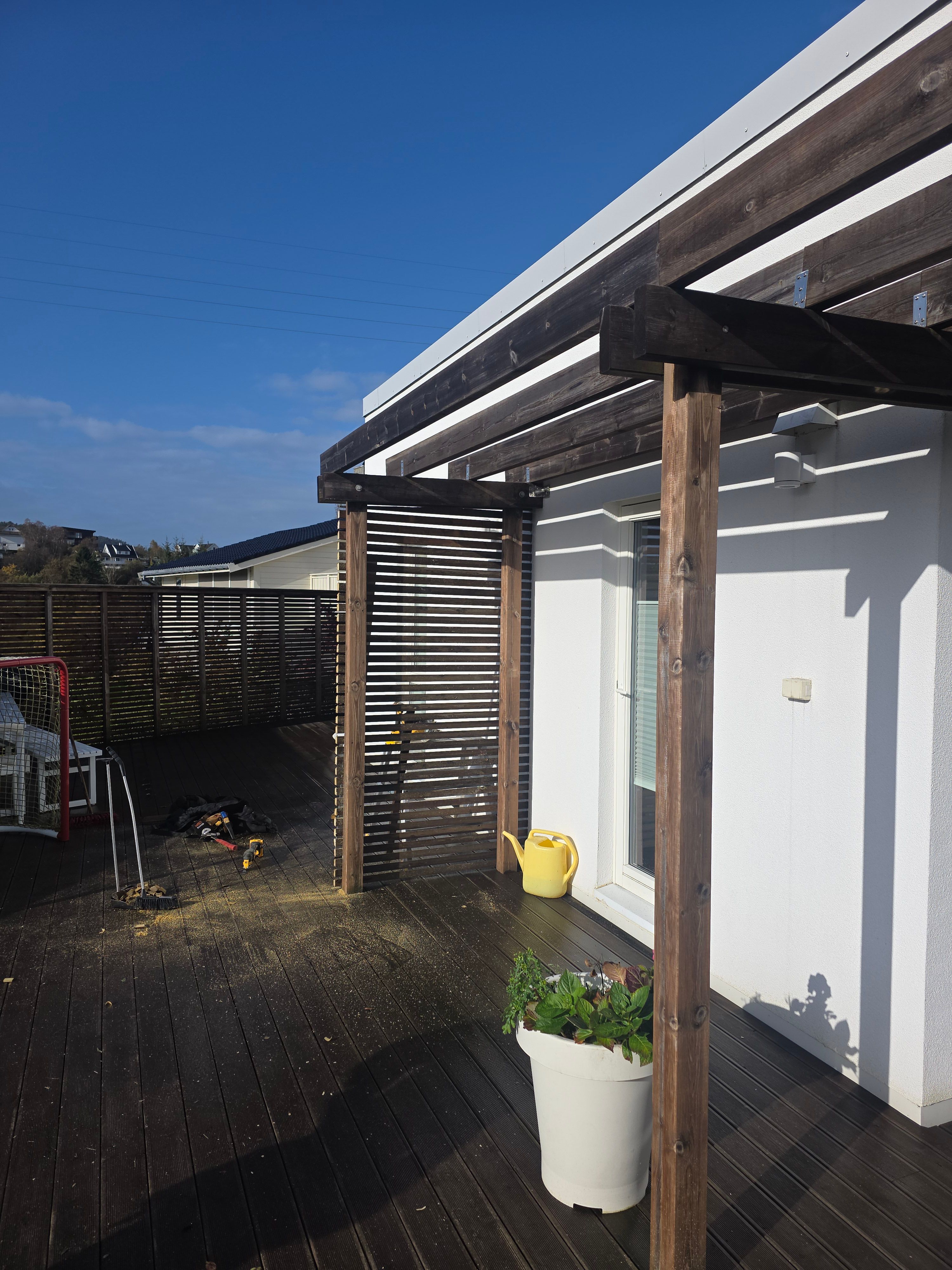 Terrassen med ny spilevegg og pergola