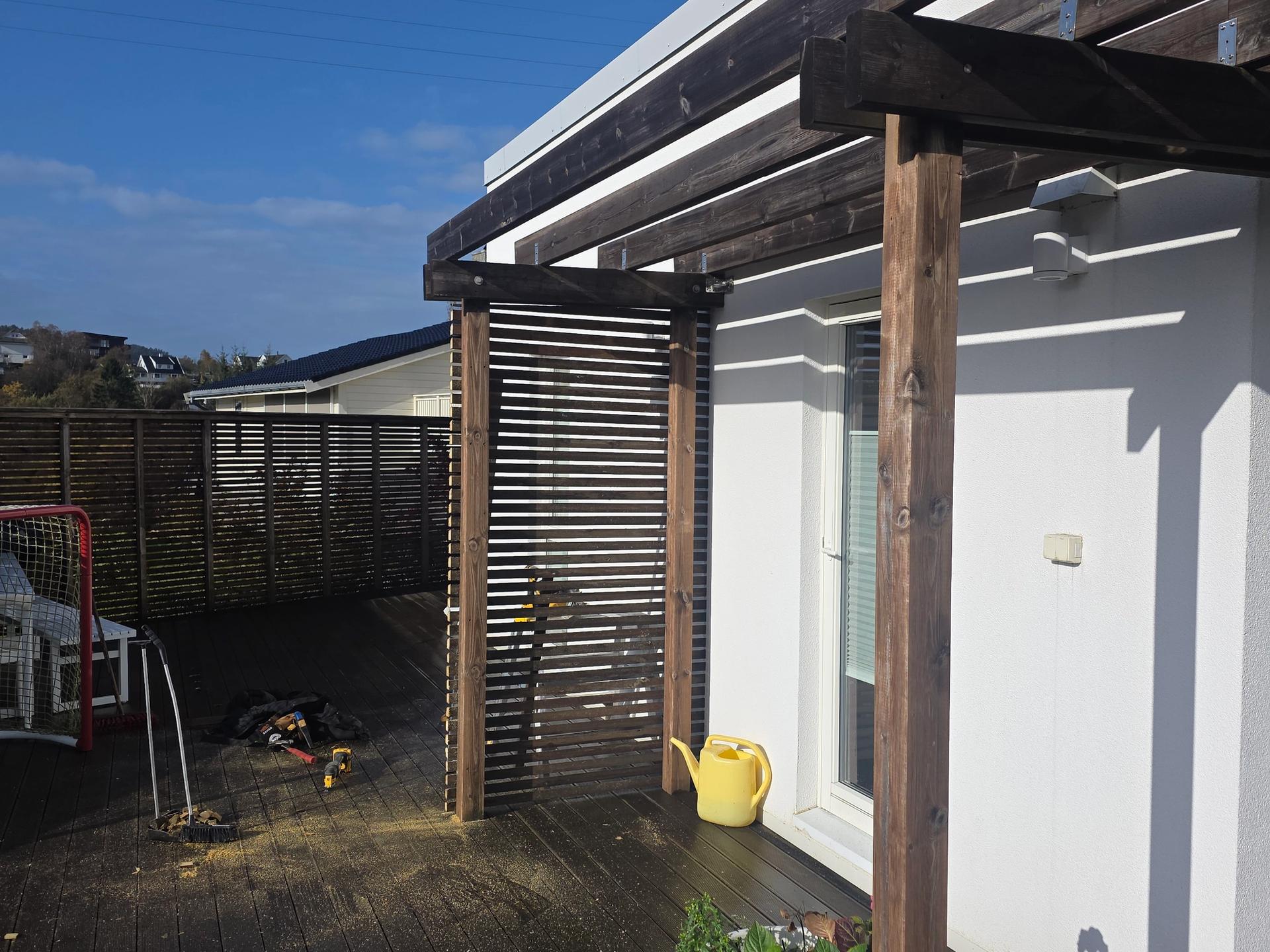 Terrassen med ny spilevegg og pergola