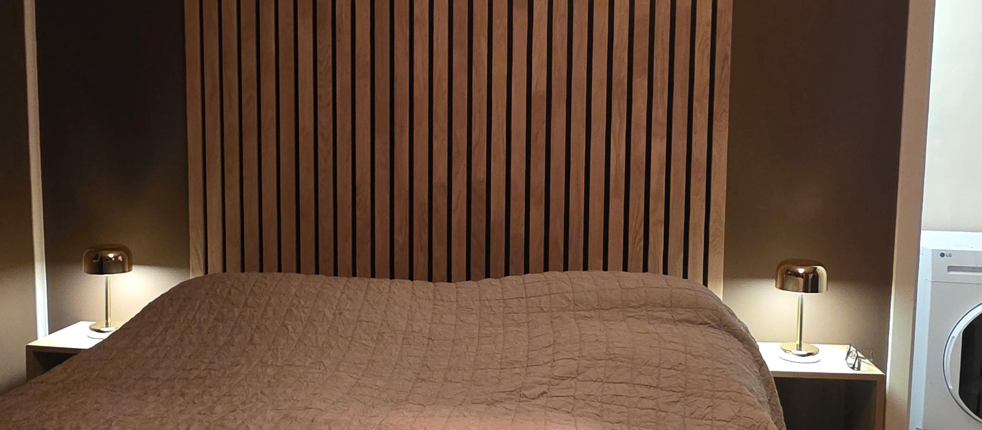 Spilevegg bak sengen på soverommet