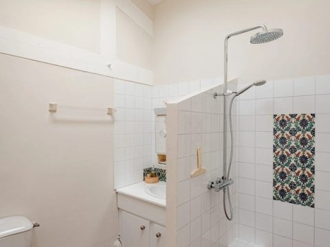 Une salle de bain partagée