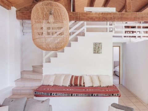 La banquette kilim sous l'escalier