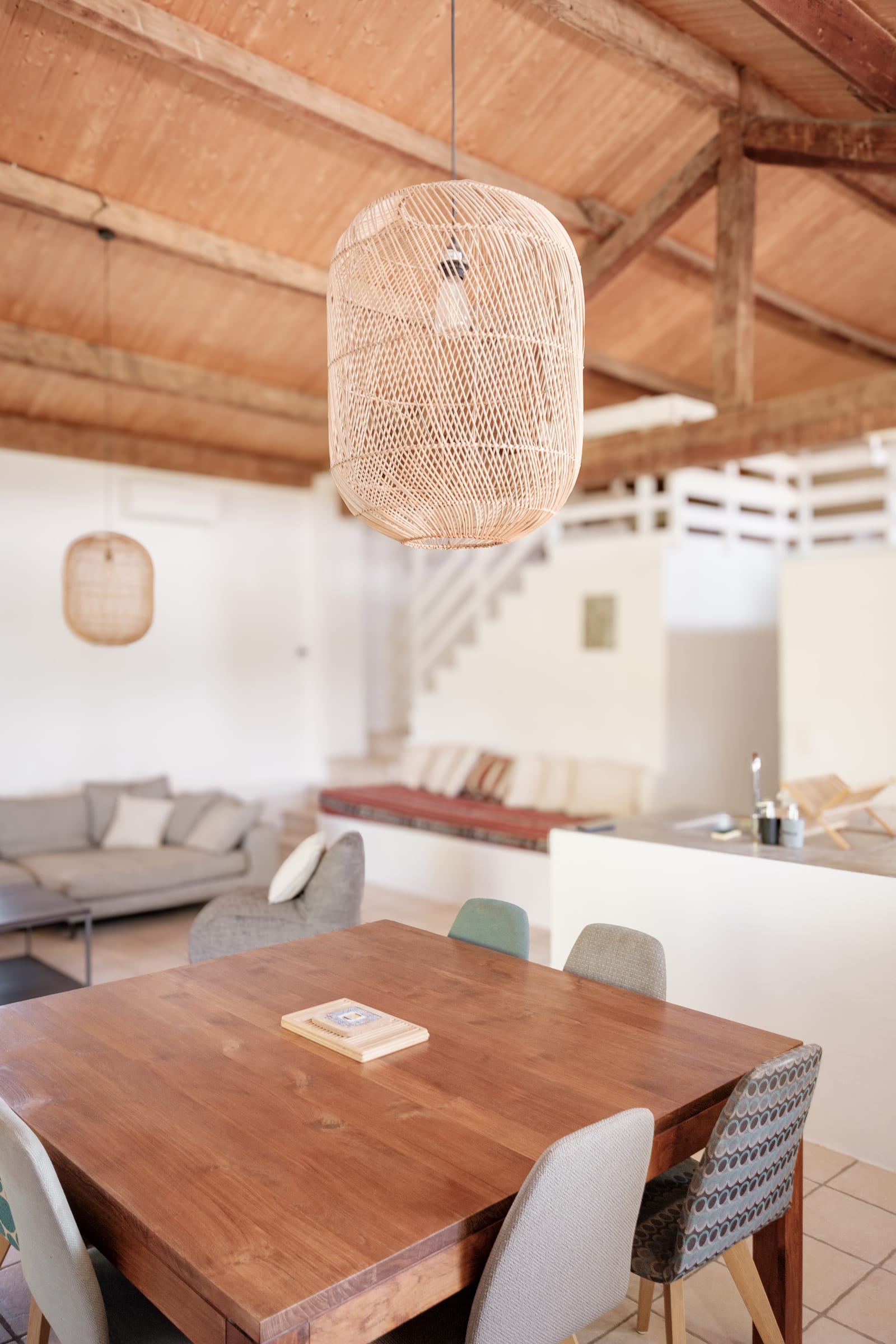 La table, ouverte sur le salon