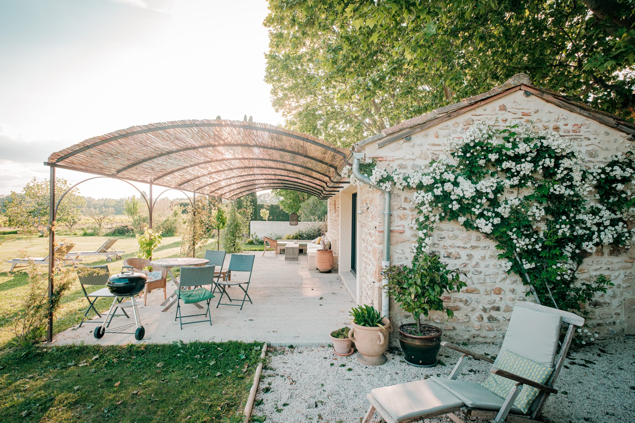 La terrasse sud et le jardin