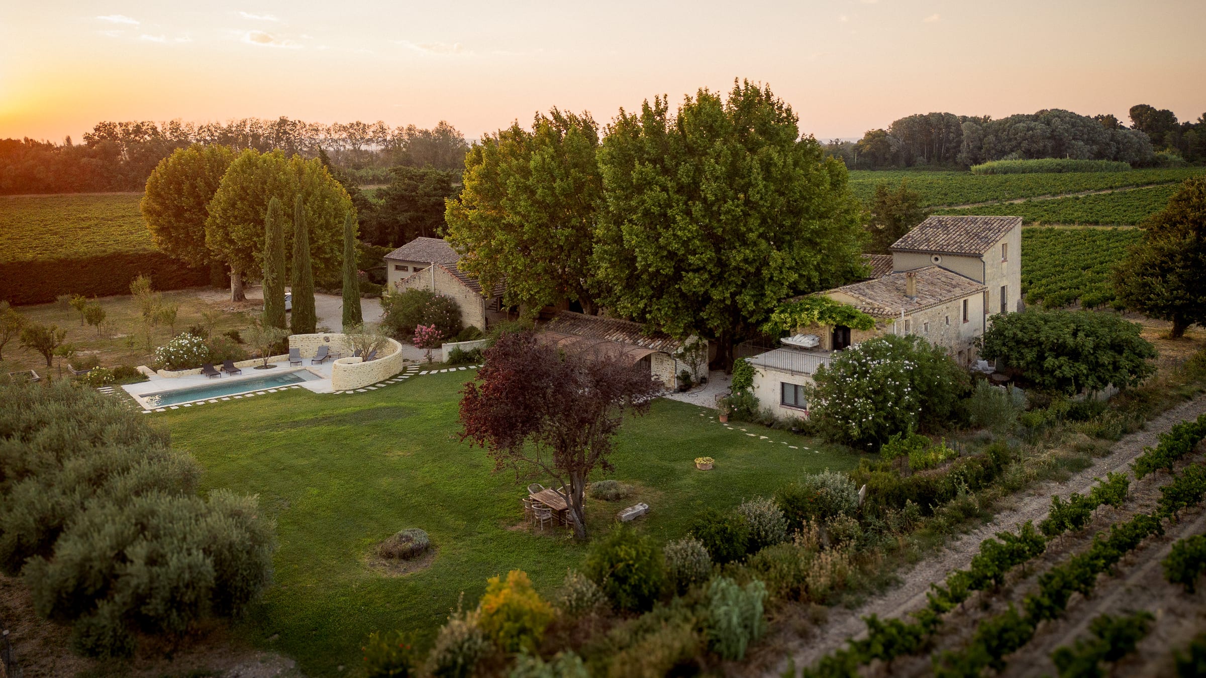 La piscine et le jardin, vus du ciel