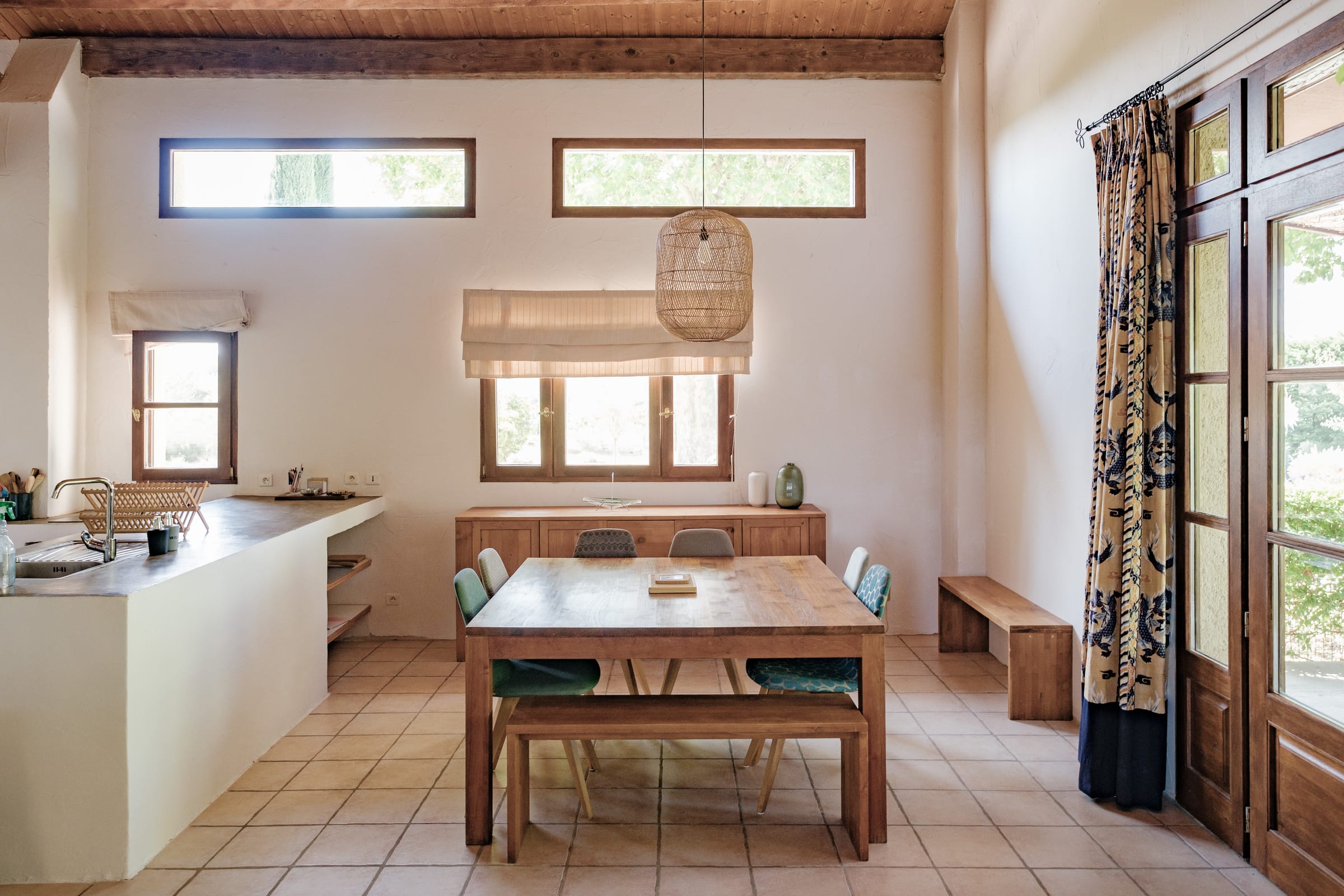 La grande table et le bar de la cuisine