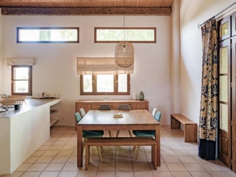 La grande table et le bar de la cuisine