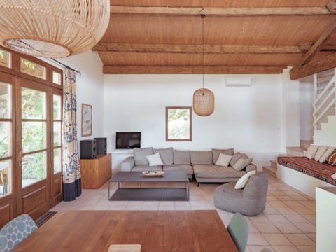 La salle de vie, canapé et mezzanine