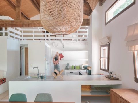 Le bar de la cuisine, sous la charpente