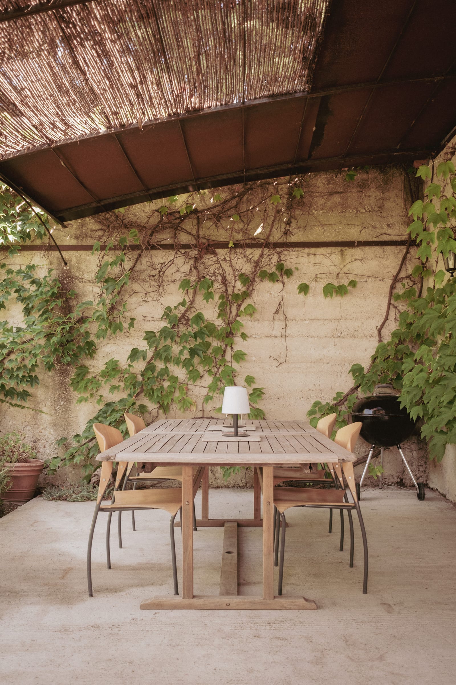 La terrasse couverte et son barbecue