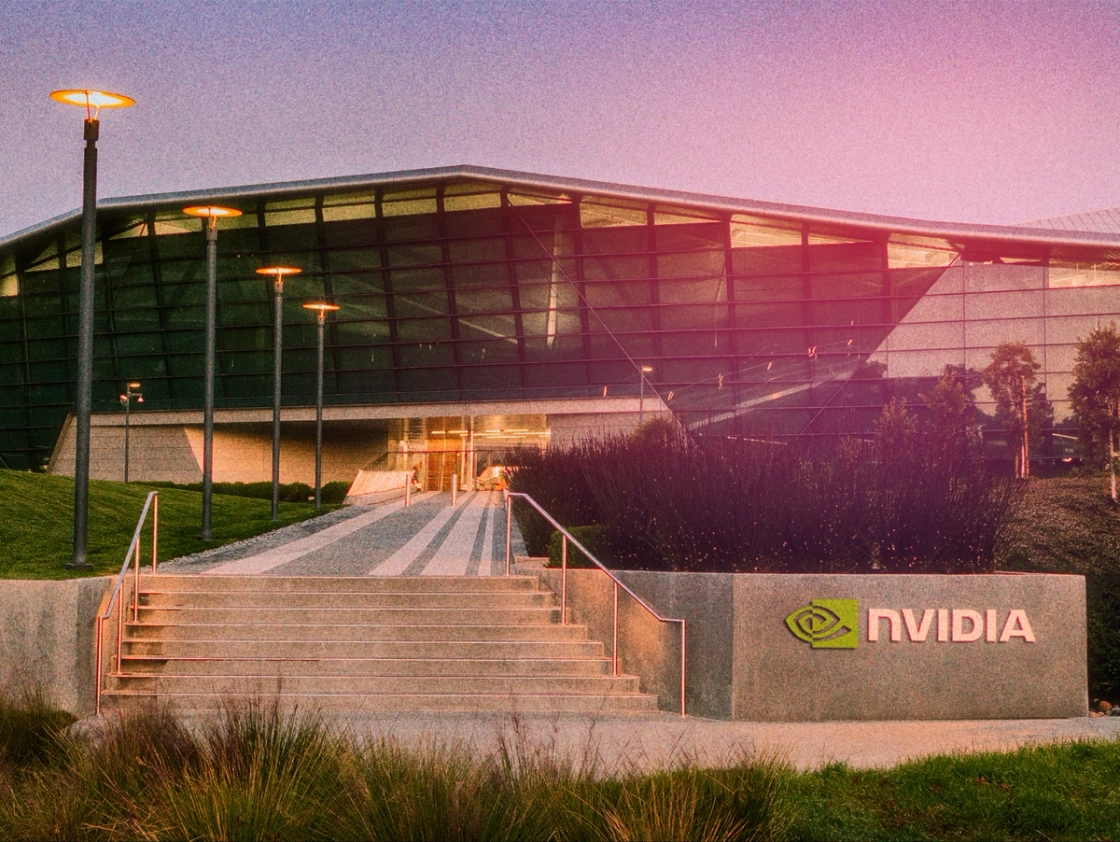 Vue extérieure du campus ultramoderne de NVIDIA à San Jose, mettant en valeur son architecture contemporaine et son environnement dynamique.