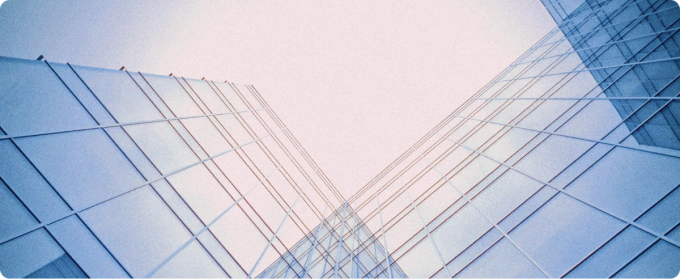 Vue extérieure d’un bâtiment mettant en valeur sa conception architecturale et son environnement.