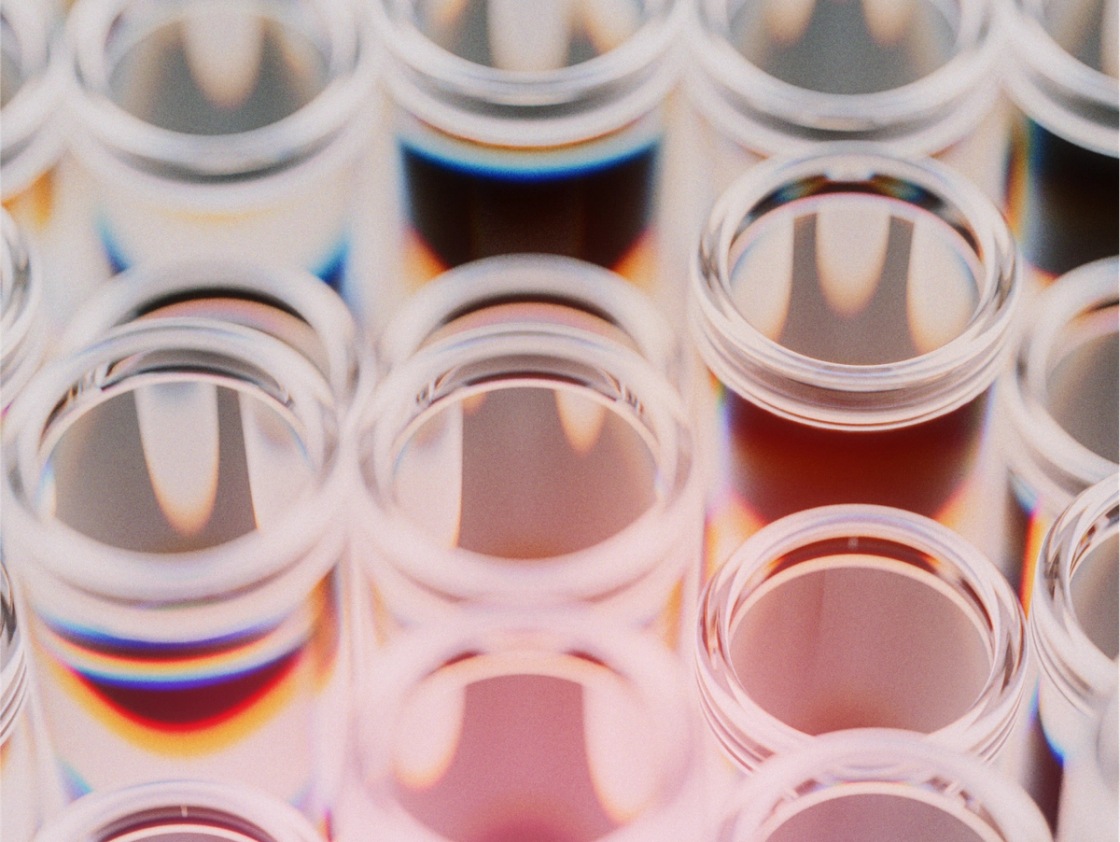 Vue rapprochée de plusieurs tubes à essai remplis de liquides de différentes couleurs, présentant un éventail vibrant de teintes.