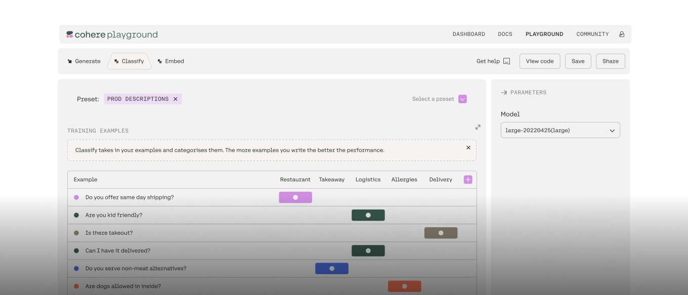 Capture d’écran d’une interface d’apprentissage automatique montrant les entrées et sorties de l’utilisateur. Un modèle dit « grand » est sélectionné, avec des catégories étiquetées comme Restaurant, Dégustation et Logistique affichées horizontalement.