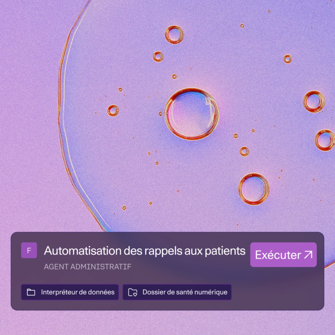 Une carte d’interface utilisateur intitulée « Automatisation des rappels aux patients » avec un bouton « Exécuter », placée sur un fond violet pastel comportant des bulles circulaires ressemblant à du liquide.